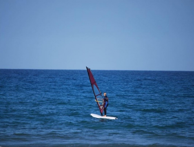 Windsurfista adentrandose en el mar